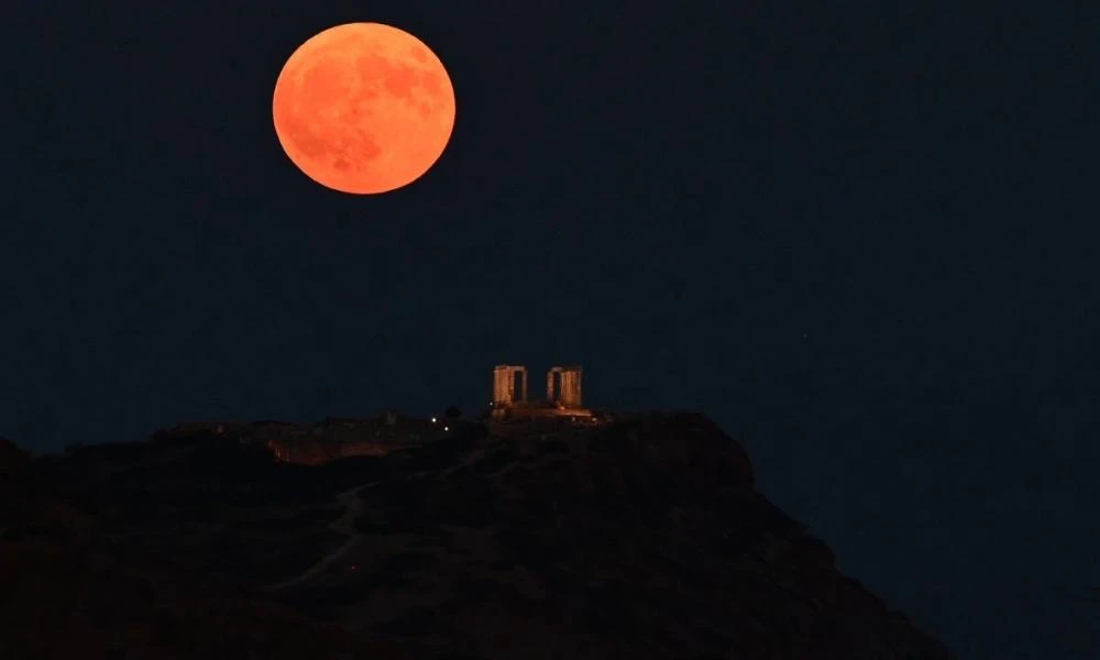 Η αυγουστιάτικη Πανσέληνος στον αττικό ουρανό (βίντεο)